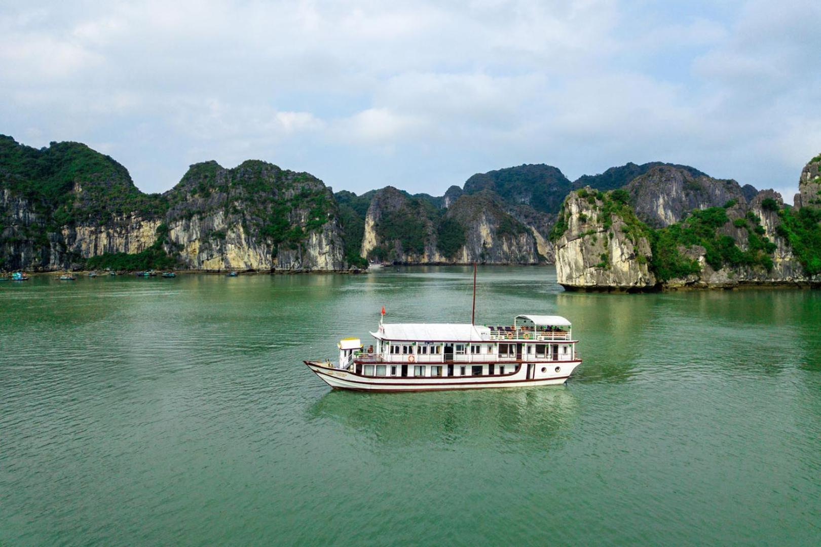 Cozy Bay Classic Cruise Халонг Экстерьер фото